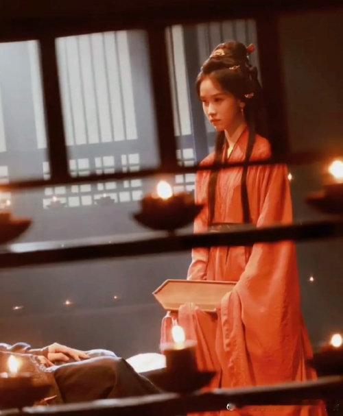 陈都灵烛光衬美人陈都灵翘楚红衣造型陈都灵的红衣烛光造型太绝了！[鼓掌][鼓掌][