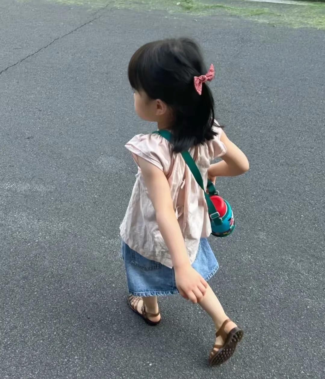 贵州一名两岁半幼童，跟着母亲到幼儿园给姐姐办理报名，母亲上楼办事的短短二十多分钟