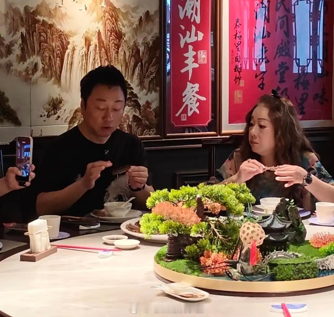 62岁TVB男星黎耀祥和老婆梁耀莲现身汕头一间餐馆吃鹅肉，夫妻俩牵着手来到店里，