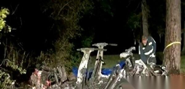 听说，撞车后，有人听到了车里传来的尖叫。不是撞击瞬间的那种，是之后，在车开始冒