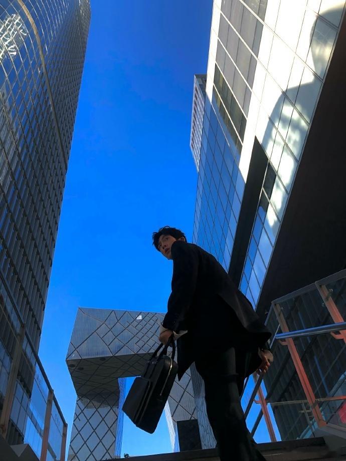 井柏然高质量营业井柏然你帅的有点过分了​​​很难得见到这么有生活感的大片，井柏