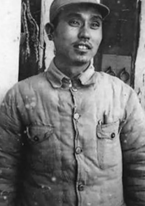 1947年，周志坚大腿根部中弹住院。19岁的女护士说：周师长，该换药了。周志坚急