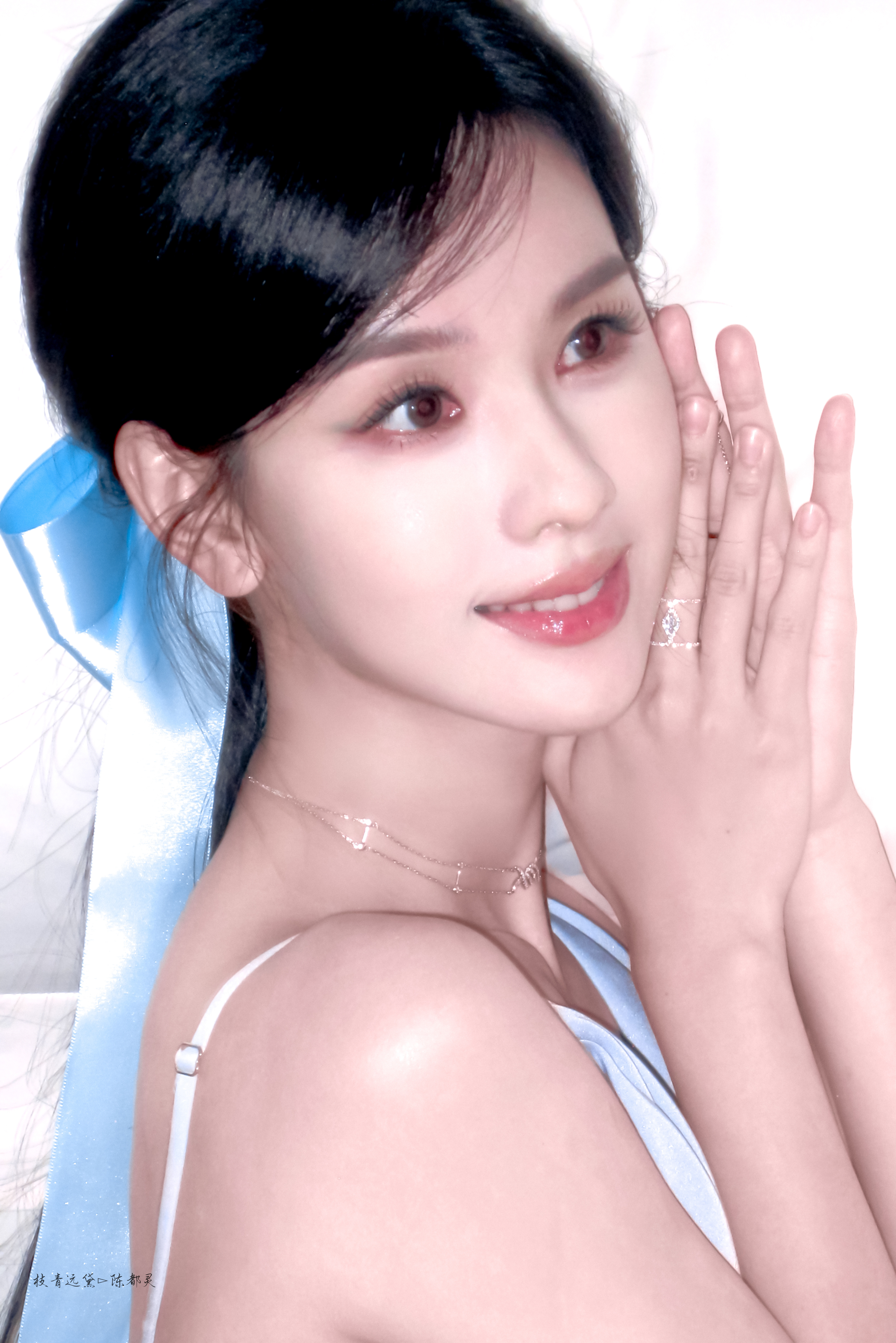 陈都灵/氧气感💧给陈都灵戴无框眼镜的人简直是天才*陈都灵蓝色蝴蝶结发带​​​