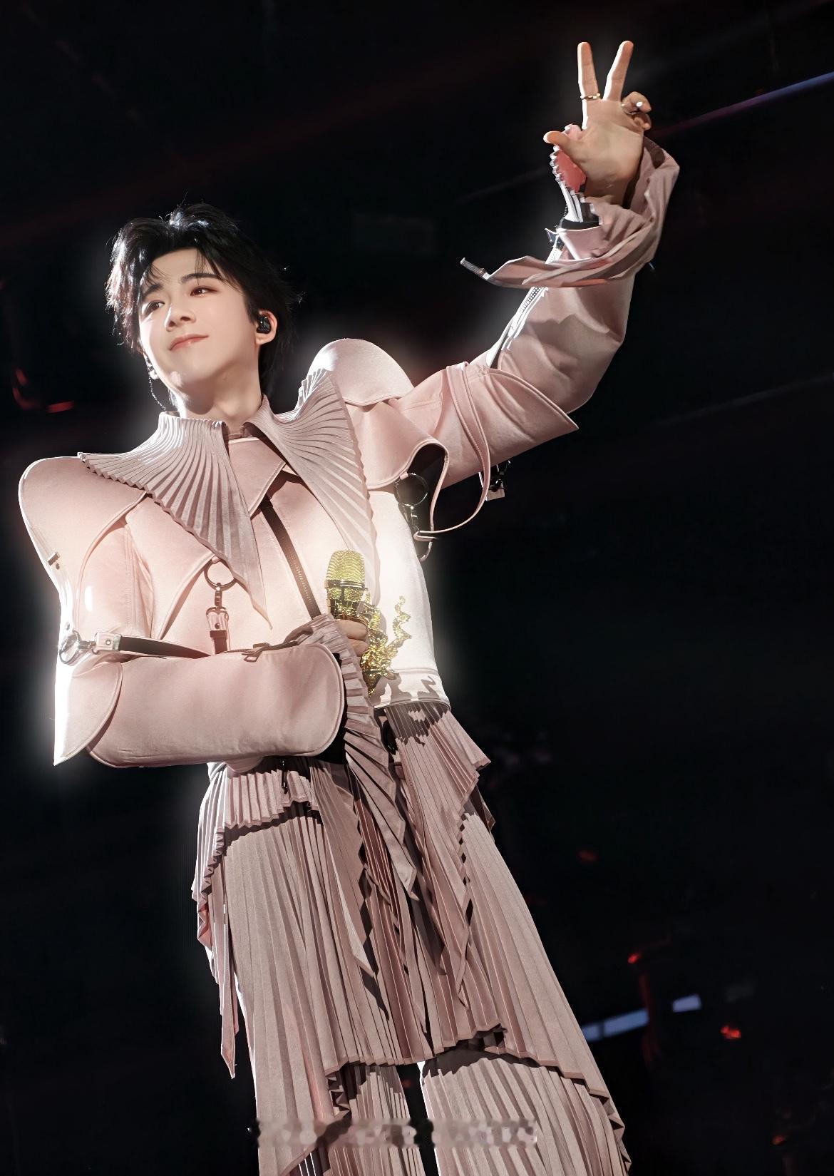 刘宇宁跨年连跑两台卫视不稀奇，稀奇的是北京卫视舞台上刚唱俩字，伴奏居然跑偏了