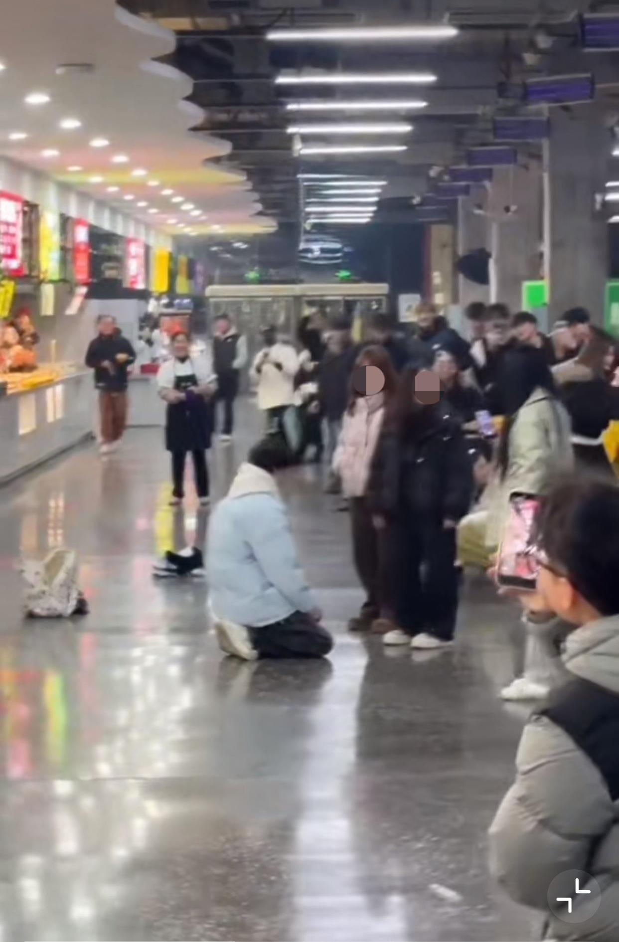 近日，湖北某艺术工程职业学院，一男生在学校食堂下跪的视频在网上流传！据网友爆