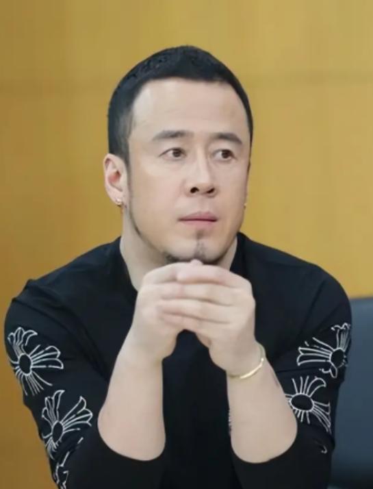 1996年，白雪宣布和杨坤分手，临别前，她扯下脖子上的项链递给杨坤，说道：“留个