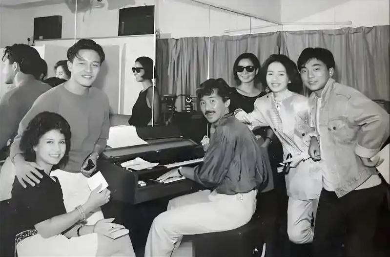港乐鼎盛时期，没有“王不见王”，只有“百家争鸣”。下图便是80年代香港最顶尖的几