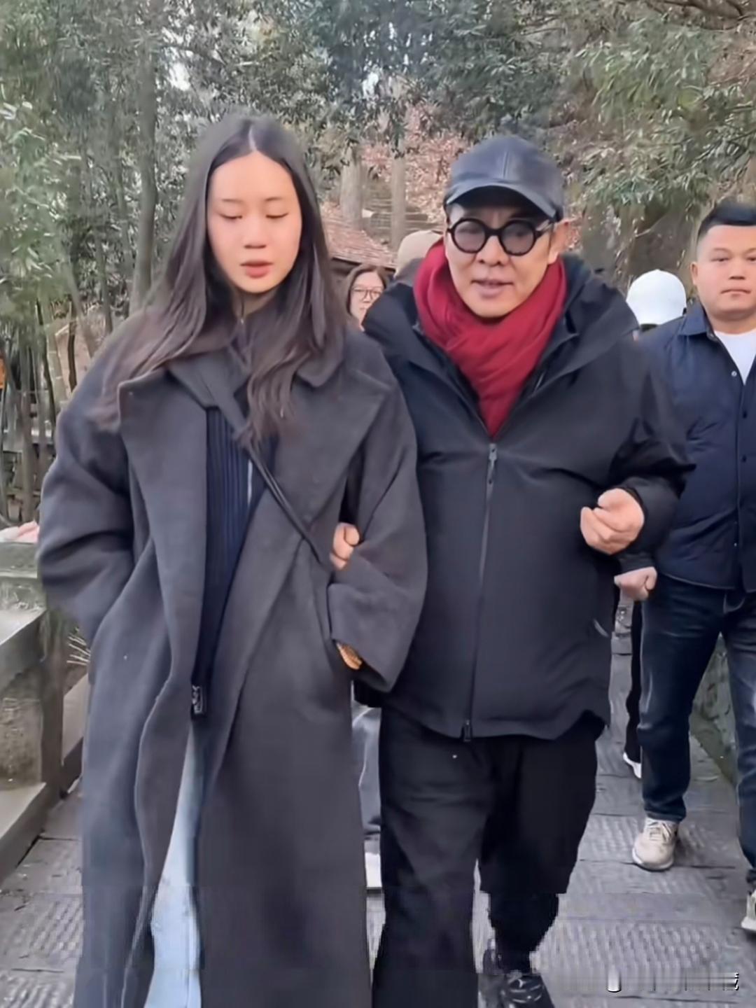 李连杰和女儿小女儿一同现身九华山祈福，小女儿这颜值比妈妈利智差远了！利智被大作家