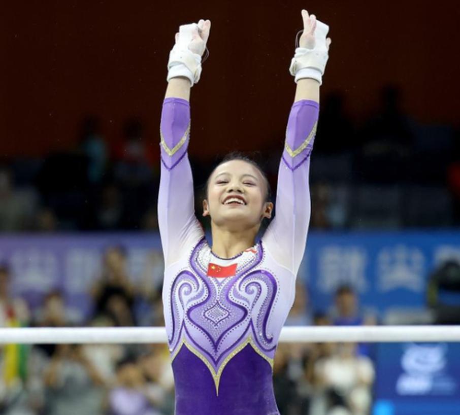 赛场上，体操女孩翻腾时摔了一跤，可下半身那条细得几乎只剩一条线的三角比赛服，竟然