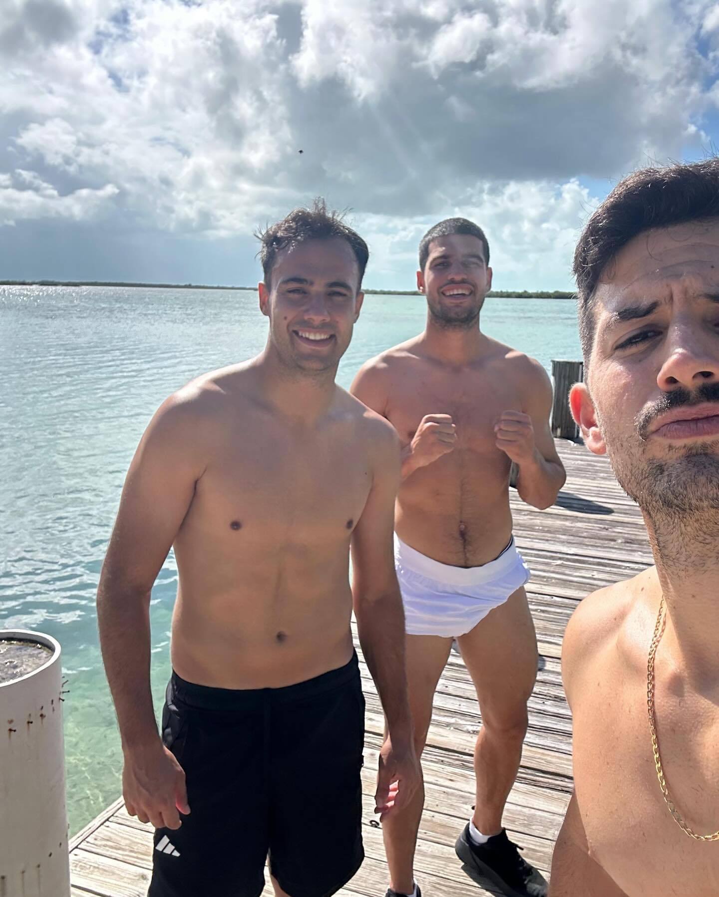 阿尔卡拉斯结束精彩假期，合照全是男生，绯闻可能性为0（不是