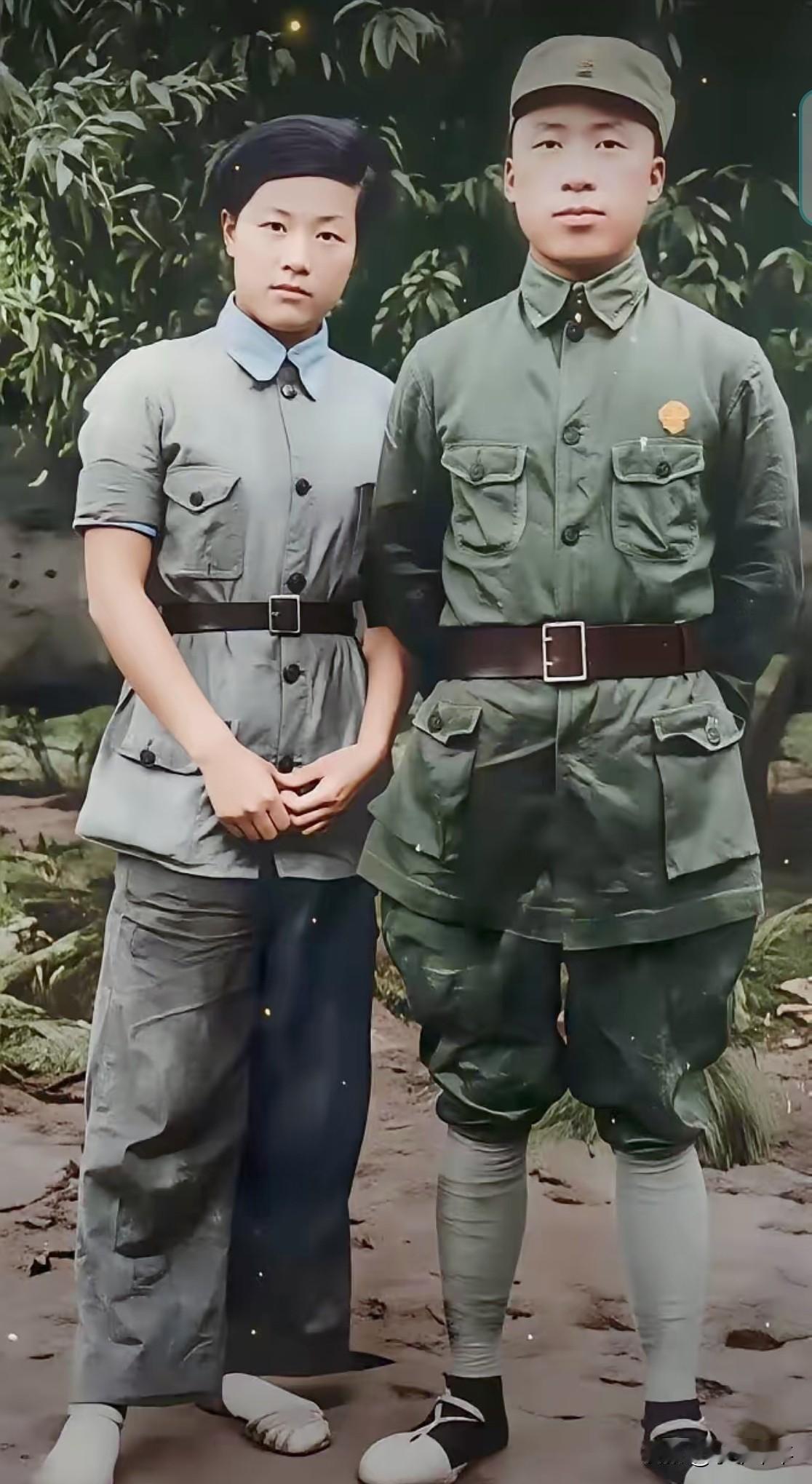 这是1939年珍贵老照片。这位英气勃勃的青年将领，乃滕代远将军，时任中央军委参