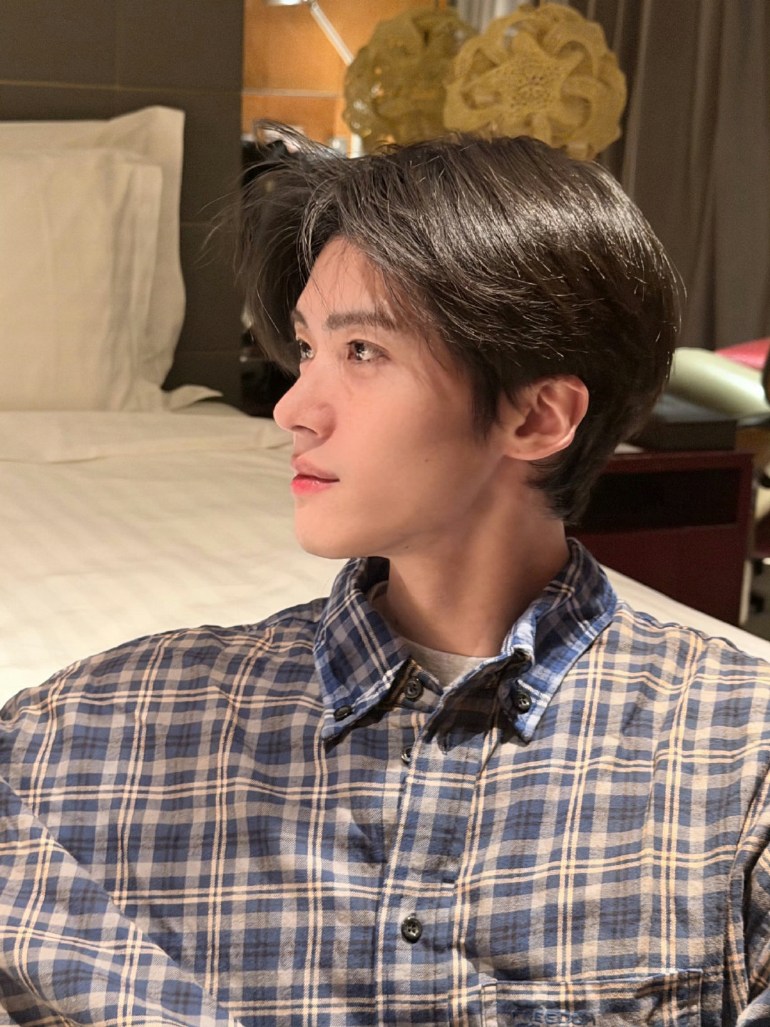 #闫桉#素颜也带有极致的冲击力，越素越帅的一款男明星，甚至比化妆还帅，大街上偶遇能目送三里地那种。​