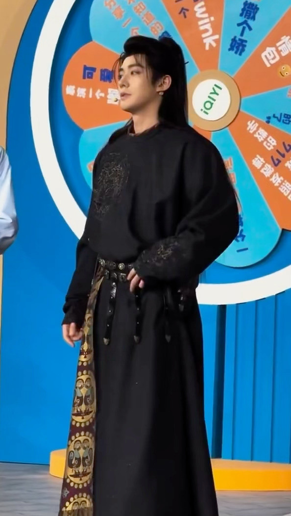 邓为古装金簪，穿戏服随便站在那就是很威严皇子的感觉！一秒入戏切换自如，前一秒纨绔