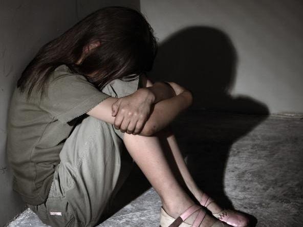 广西，女孩从小长期跟随奶奶一同生活，之后奶奶结识并和一名老年男子搭伴过日子。谁都