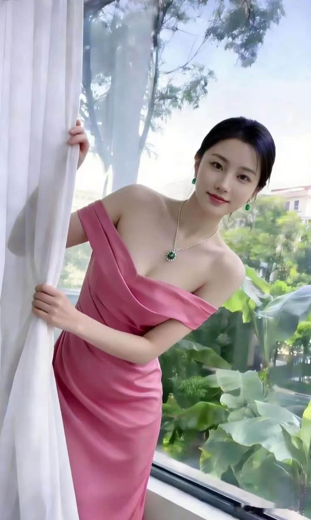 卜算子·窗畔粉裳露影转窗纱，一抹胭脂冷。翠珮轻摇映粉裙，笑靥如花靓。