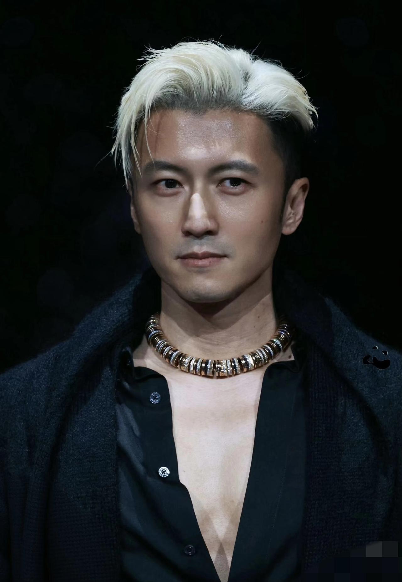 谢霆锋项链675万，鞋跟15厘米，胸肌比脸白，手指受伤起皮了！2月5日，谢霆