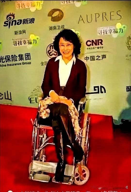 张海迪的宣传过了吗？那个造神的年代，宣传只讲她克服病痛，却不提她的家世出身。