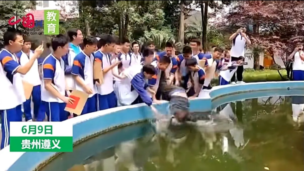 “这是滴水之恩，涌泉相报！”学生们一把架起老师“扑通”一声就给扔水池里了