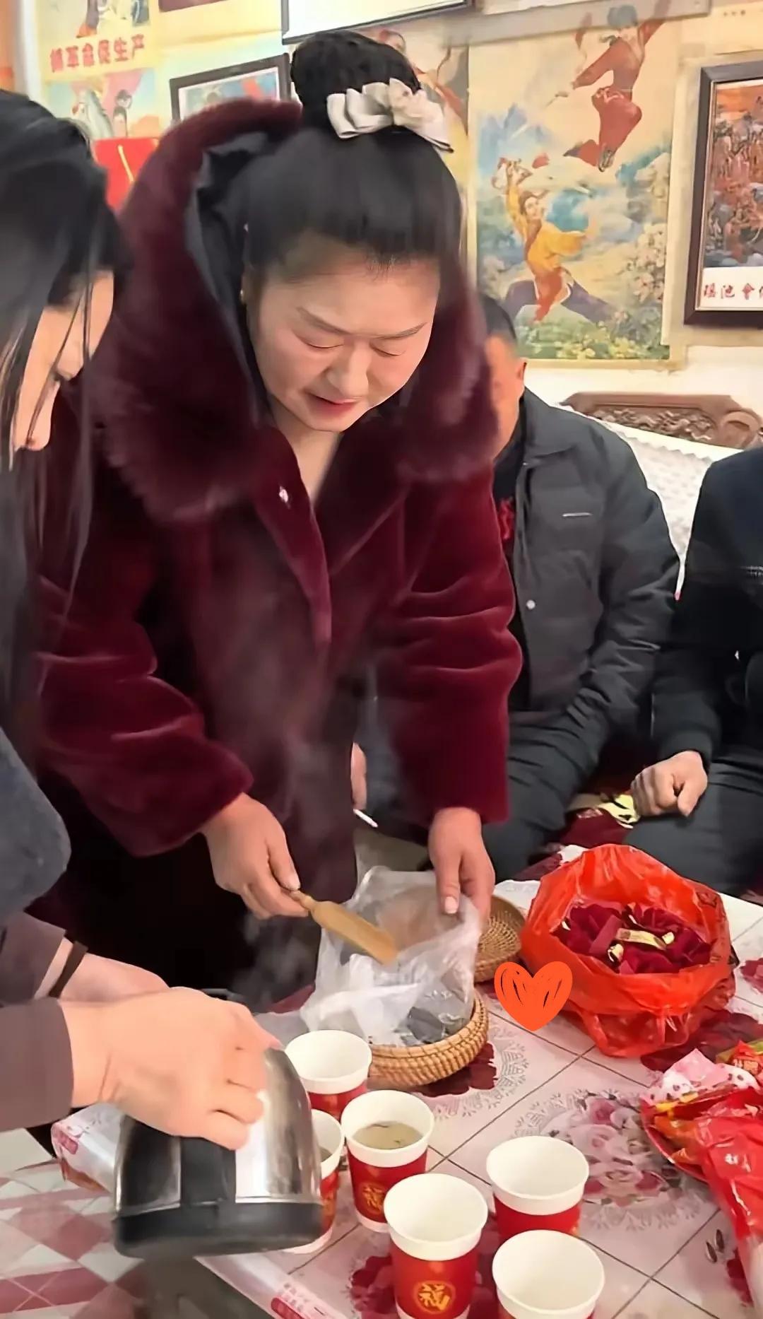 你信命吗？大衣嫂，前夫有钱后就抛弃她了。后来嫁给一贫如洗的大衣哥，穷到连