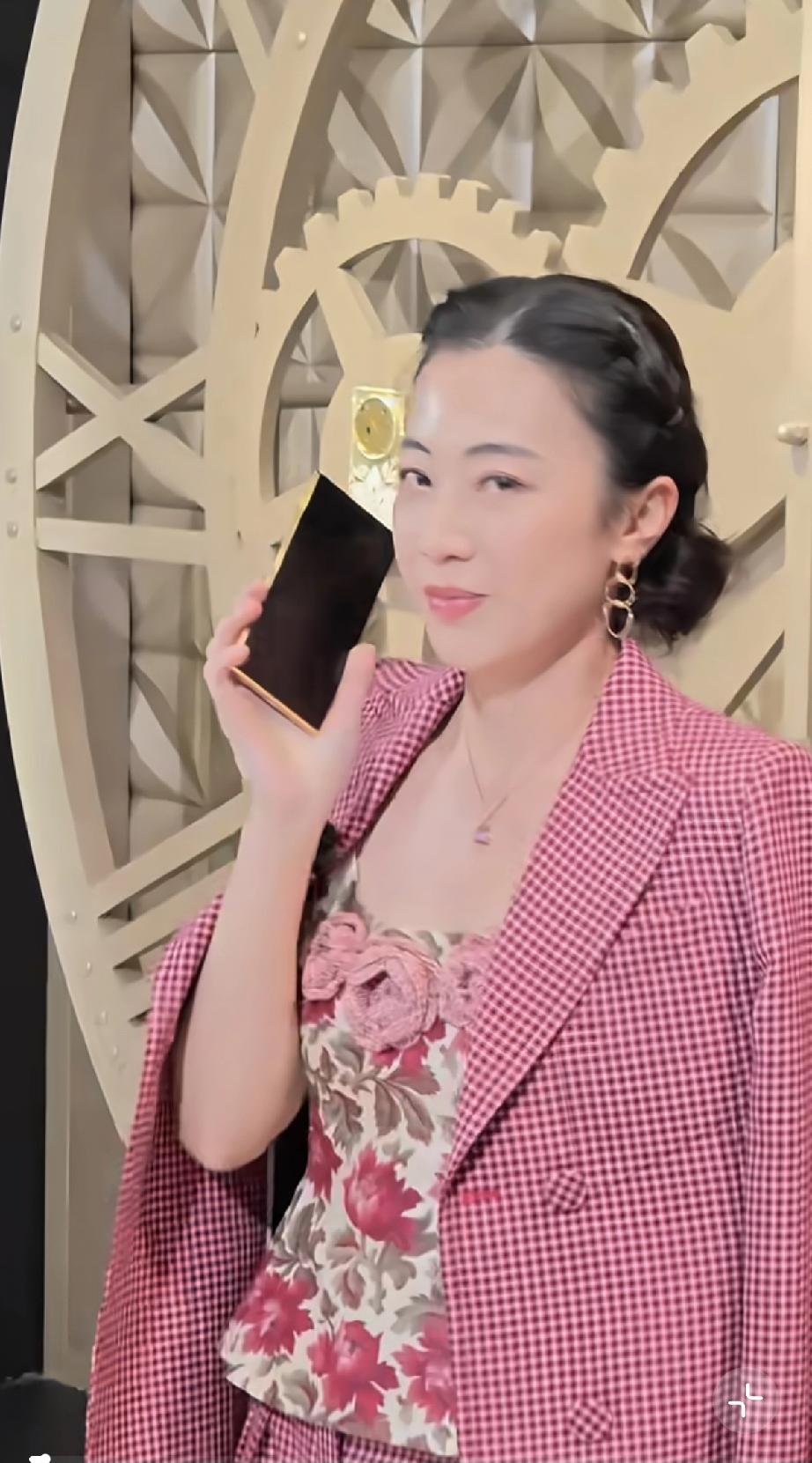 追觅真会搞流量，把甘比请来了，她用的是2万的手机，穿10年前的芬迪套装，却被指衣