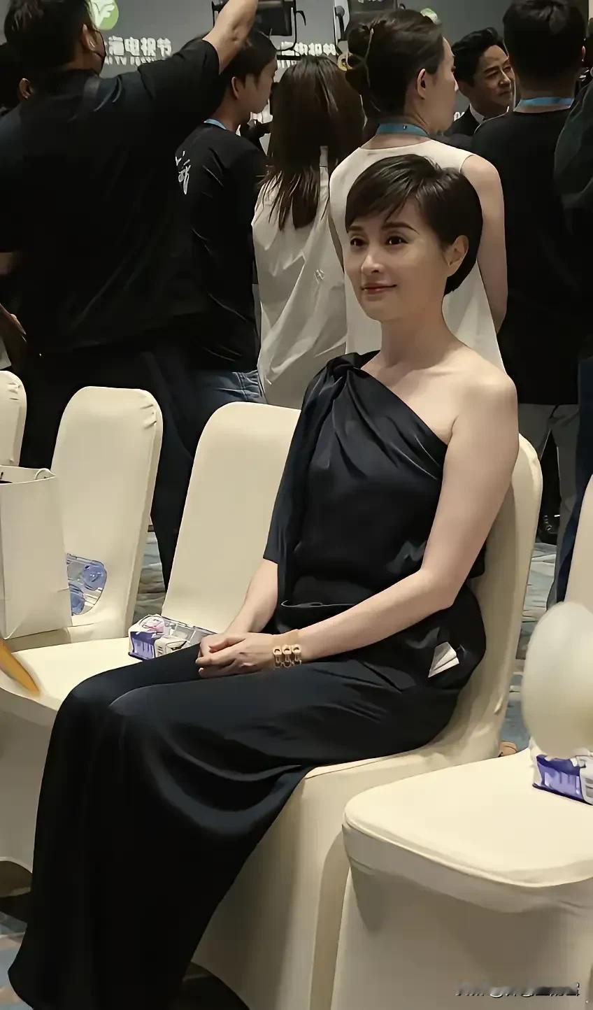 娱乐圈知性美女吴越好有气质呀！这可能是她最性感的打扮，但是怎么看都不低俗，不