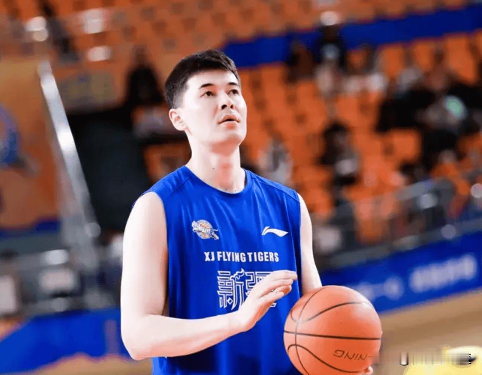 阿不都沙拉木比赛快结束的时候受伤的，已经很痛苦了，结果检查了之后还是让他继续留在