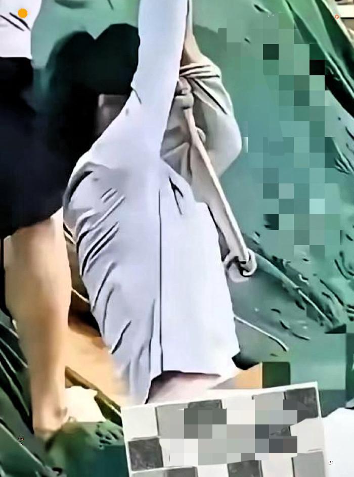 五台山那幕真戳人:姑娘落水被救上岸,下身衣服早被急流冲没了,只能死死夹着腿,脸憋