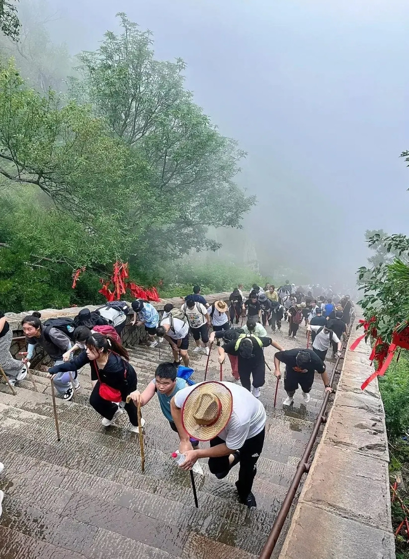 爬完泰山，花钱买来的教训！1.一定不要背水，负担太重！山上很多卖水的，价格和