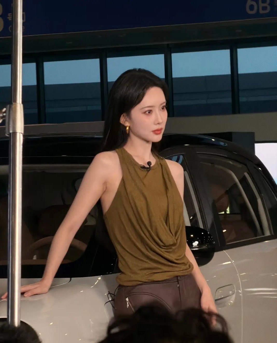 孟子义真的白到发光，美的自带香气。