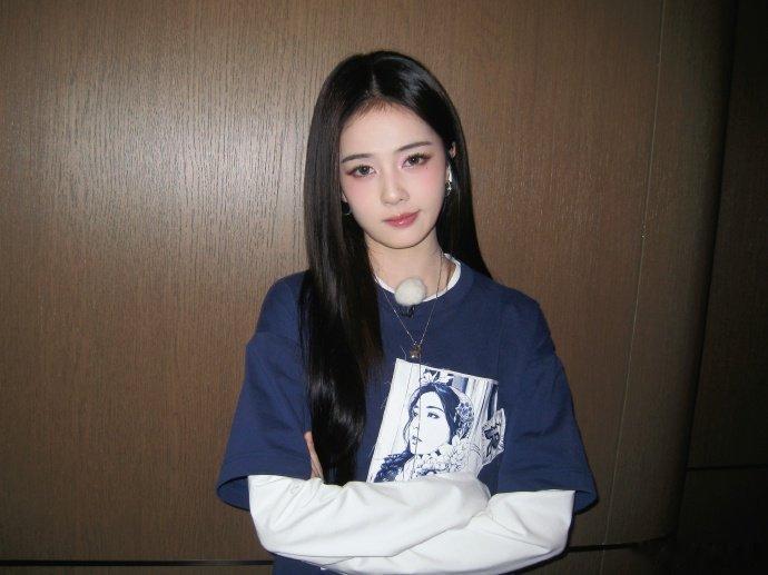 白鹿酷姐也美萌白鹿蓝白叠穿黑长直look白鹿蓝白叠穿黑长直look，白鹿酷姐也