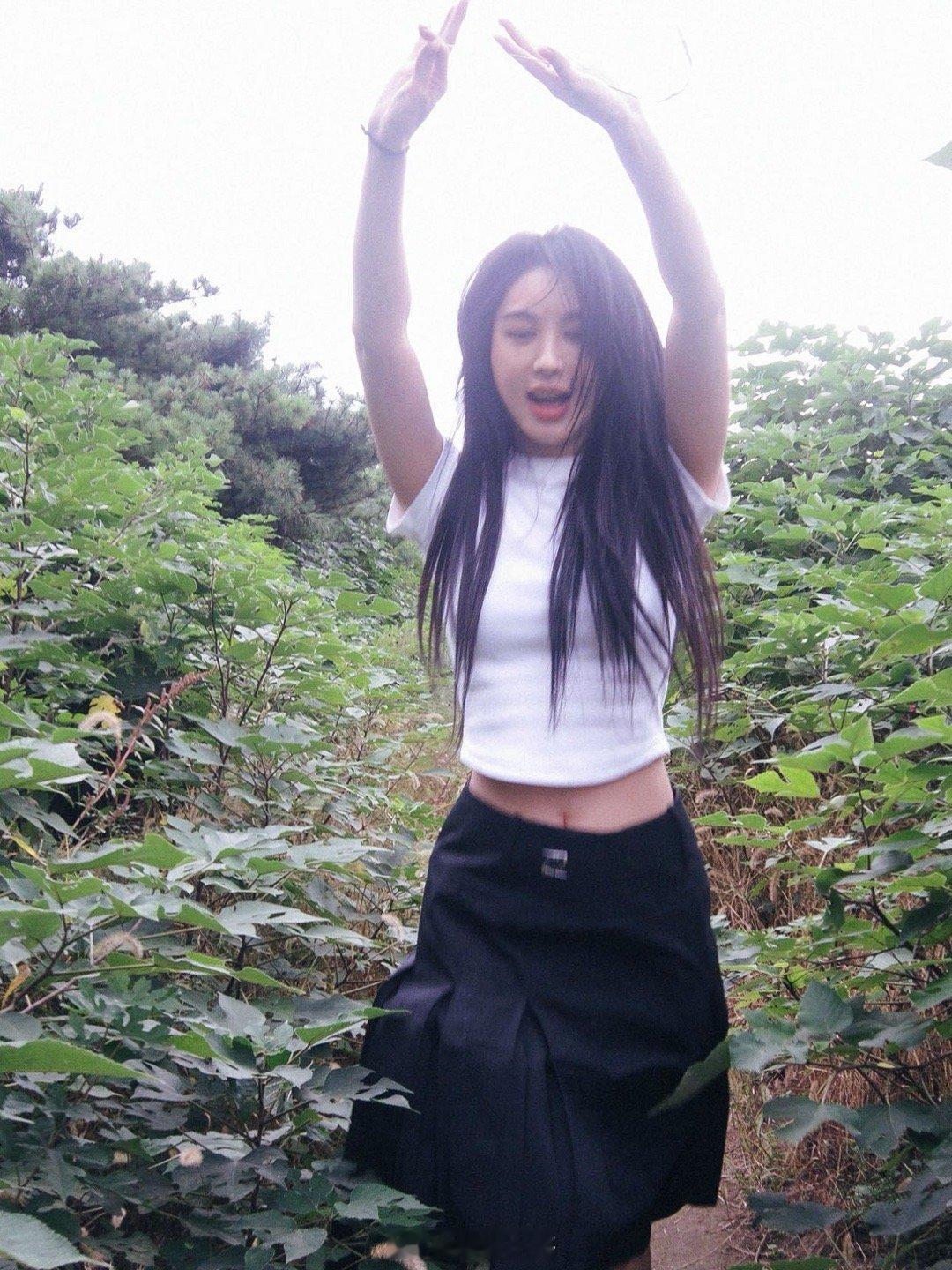 李菲儿溢出屏幕的鲜活感于时光的画布上，李菲儿以鲜活之姿勾勒生活的美好。她拍照时