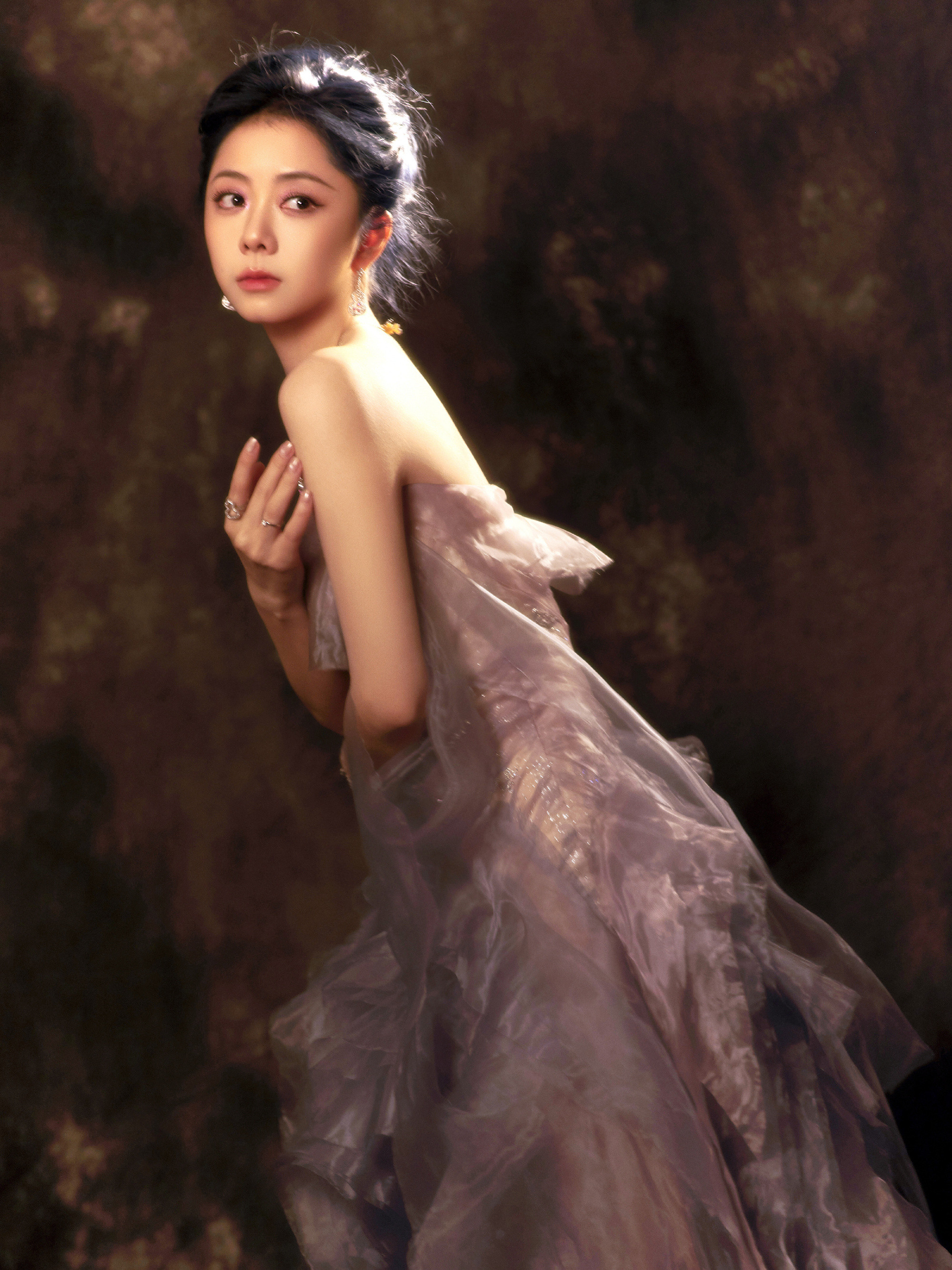 谭松韵兰香如故，仙气满满宛如油画美人。谭松韵