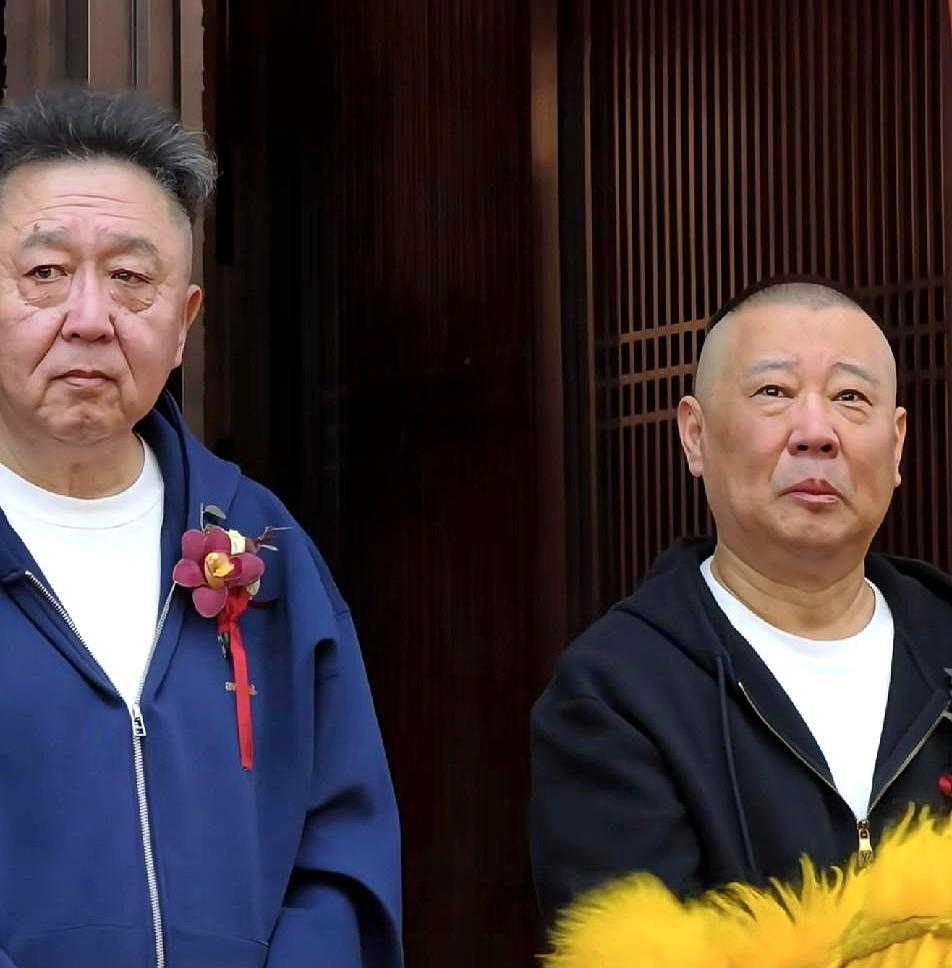 成都300张木椅，惊蛰这天身价暴涨七倍。环球中心4楼的新场子前。郭德纲套着