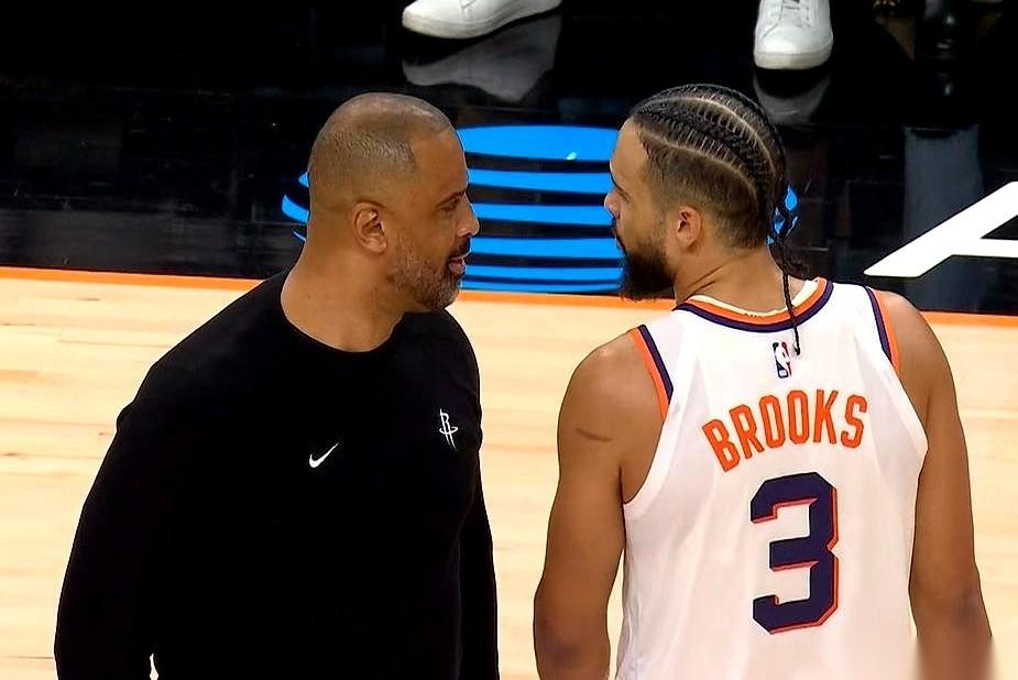 乌度卡冲上去要干架了！指着狄龙的鼻子，火药味已经顶到嗓子眼了，两个人脸贴脸对喷