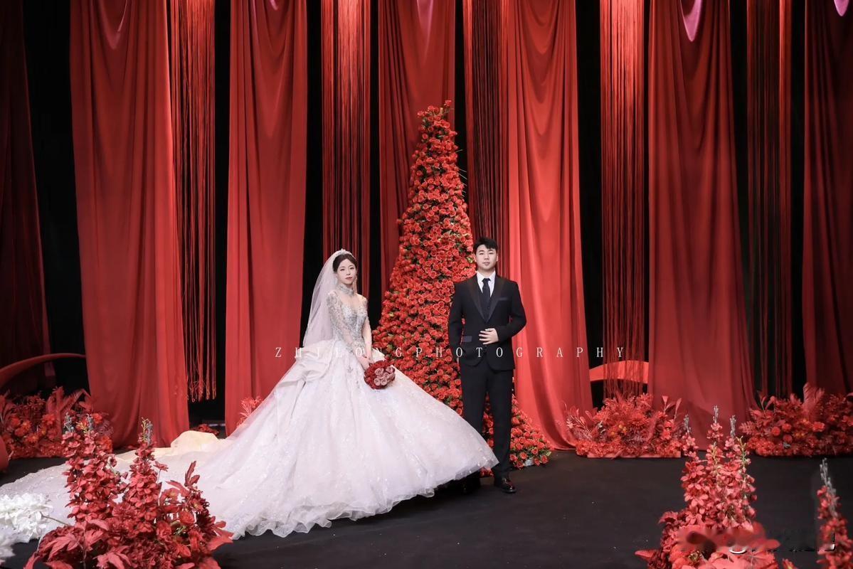 第一批00后已经靠离婚赚到第一桶金了不骗你。朋友圈刚晒完婚纱照，转头就晒