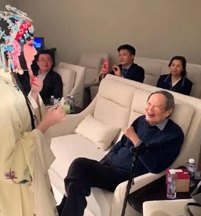 103岁的杨振宁教授高调为娇妻庆生！49岁翁帆扮青衣唱昆曲惊艳众人，杨振宁百岁高