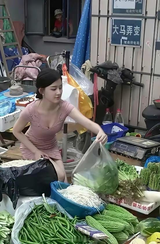 这卖菜的姑娘真漂亮，肯定很多人来买吧
