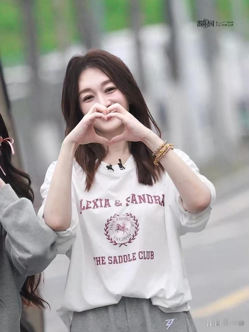 年过五十的李小冉状态超好！字母长袖搭配灰色休闲裤，穿搭简约随性，清爽耐看，满满的