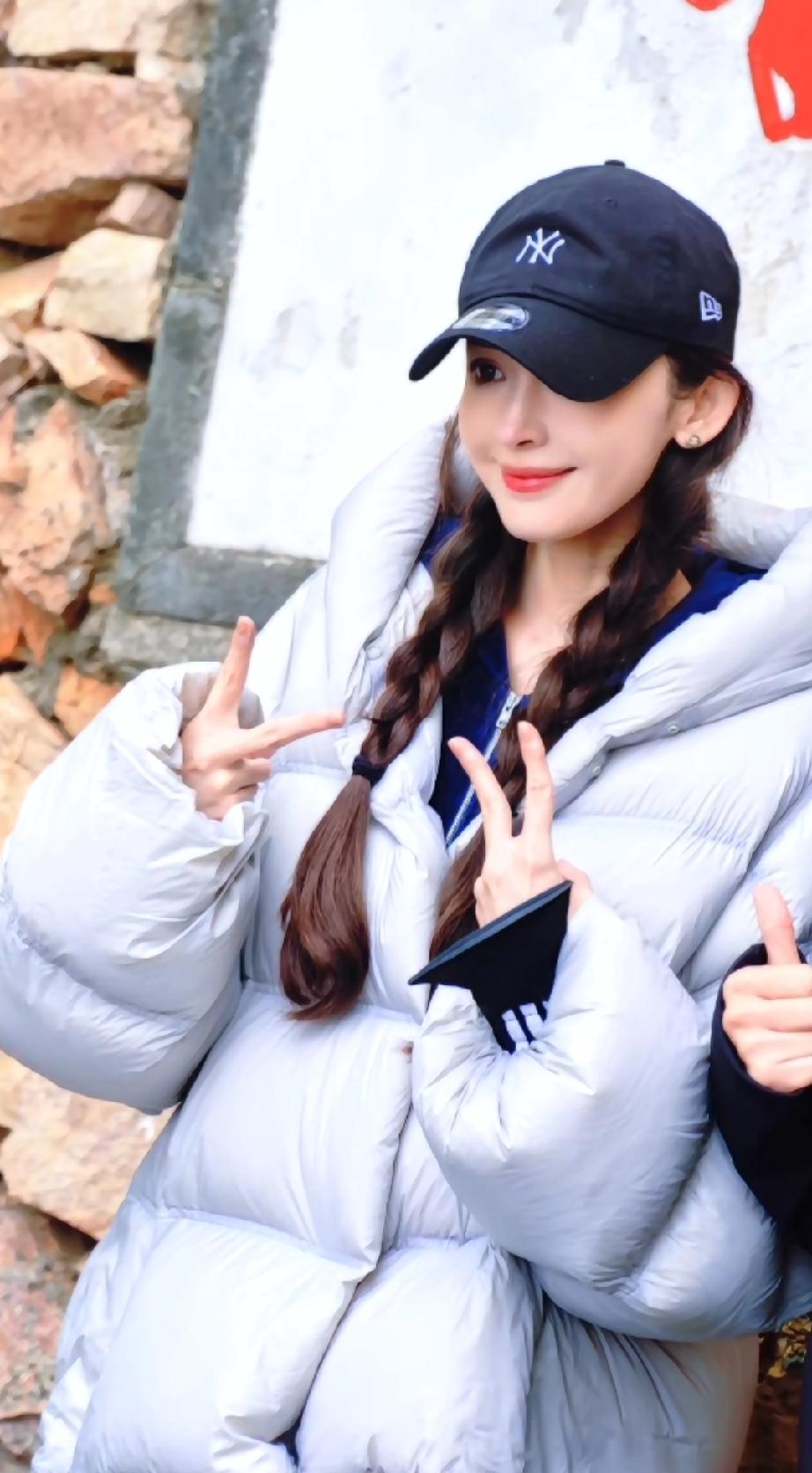 娜扎大孤山祈福，网友发现他来过好几次有人推测是来还愿的，看来不管是富豪还是明