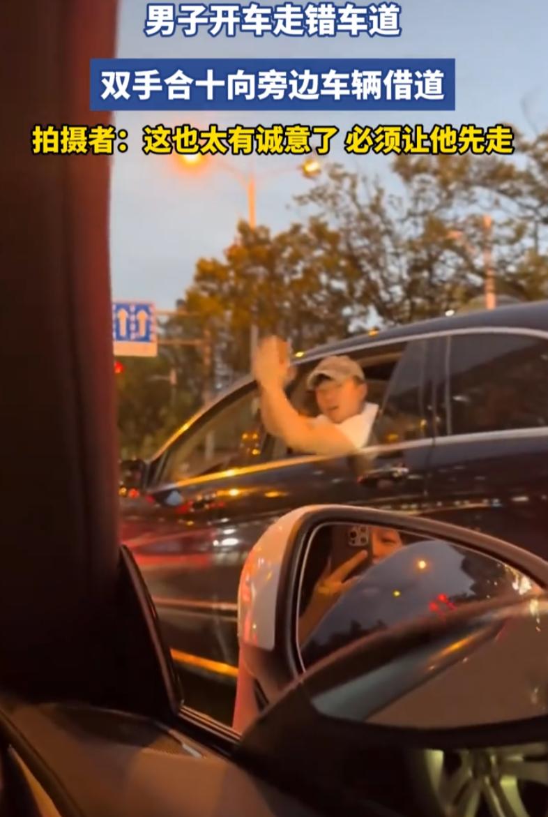 女子坐车回家，士本来心情不错，结果红灯前刚停稳，旁边一辆黑色轿车就开始往她这条车