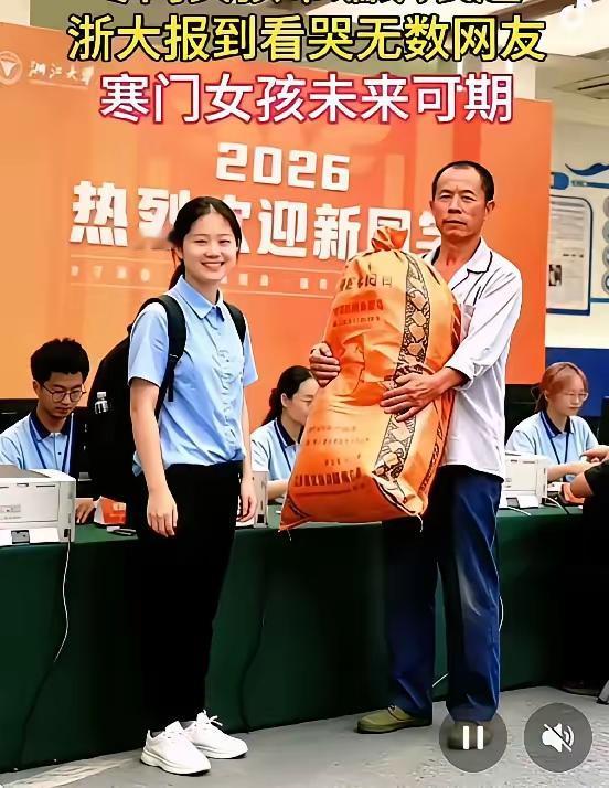 真的是农民的好女儿！父亲手抱行李，满脸刚毅自威状，女孩子更是一身的阳光自信，这