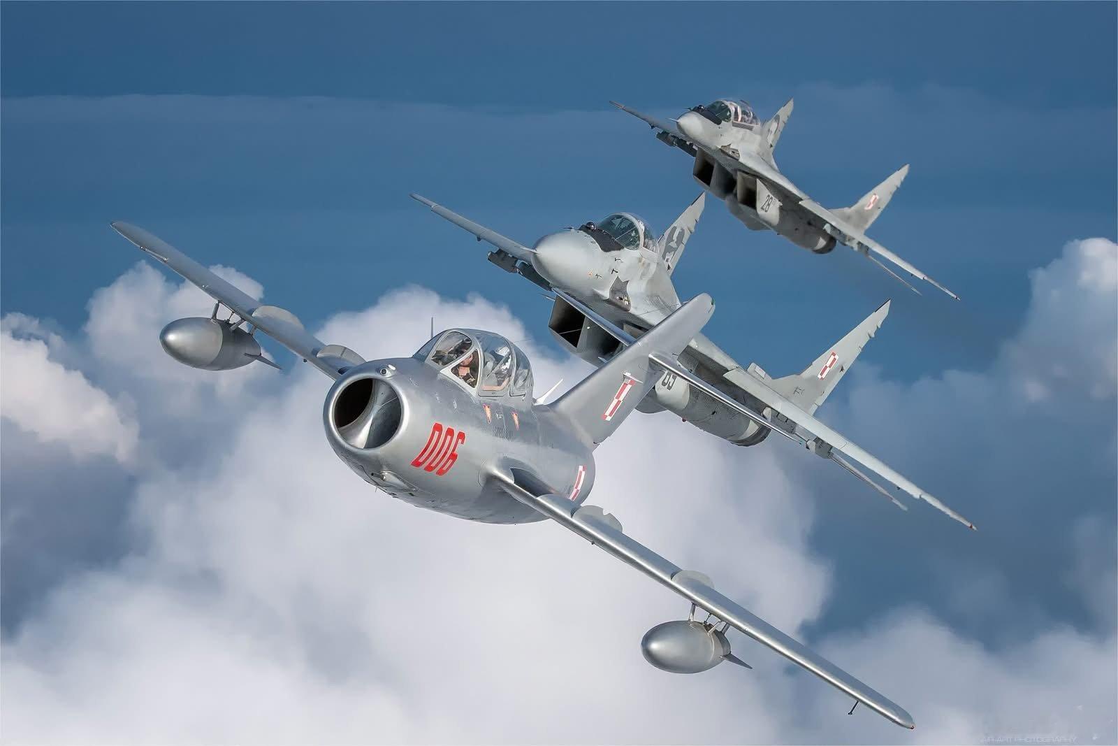 波兰米格15（Lim-2）和米格29空对空摄影同框Photocredit:H