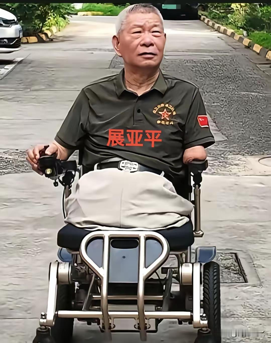 老山一等功臣展亚平在医院疗伤，战斗事迹经报纸报道，引起人们的关注，苏州女工苏绣兰