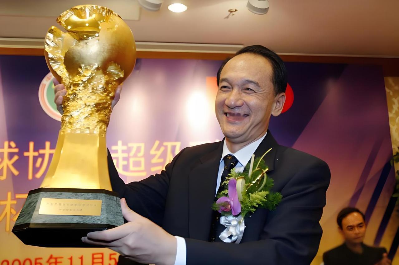 2006年年末，谢亚龙收获了一份特殊的“厚礼”，馈赠者是当年中超联赛中表现极为抢