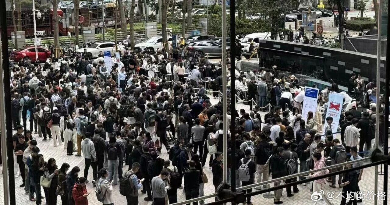 鹅厂门口现场免费安装龙虾🦞，鹅厂人表示：上一次这么大阵仗还是排队领开工利是。