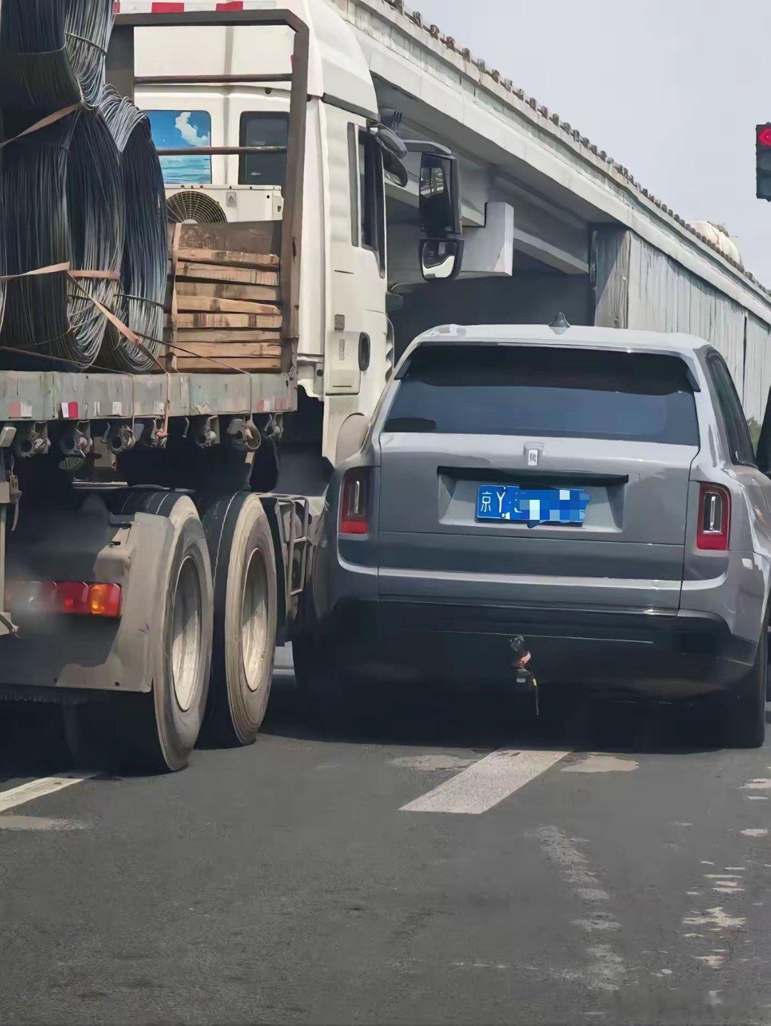 目测劳斯莱斯库里南的维修费不低，左前翼子板凹痕修复10000，左前后车门换新原厂