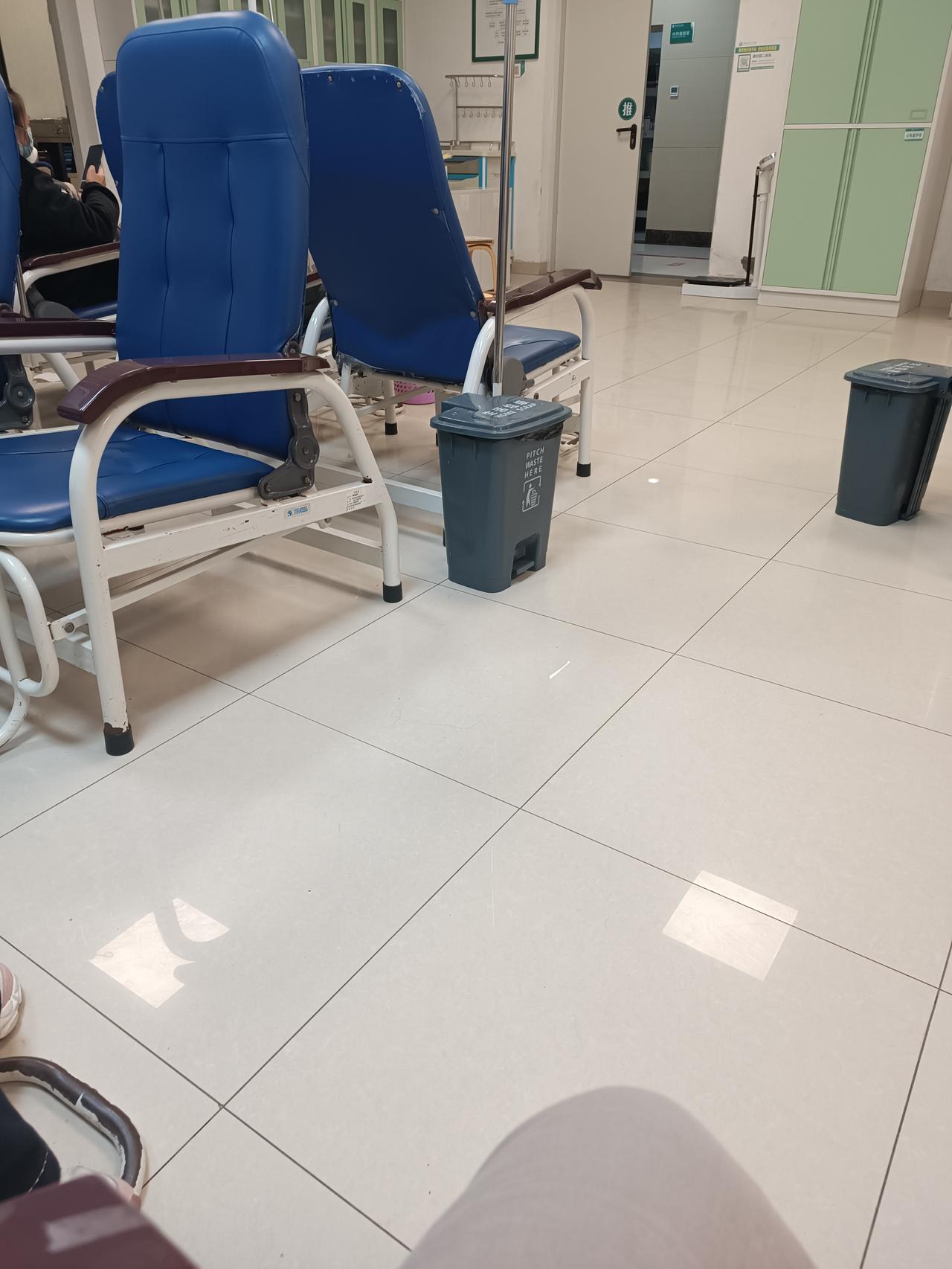 医院里这一幕让我瞬间泪目了！两个走路颤颤巍巍的老人，搀扶着去挂号。我实在是看