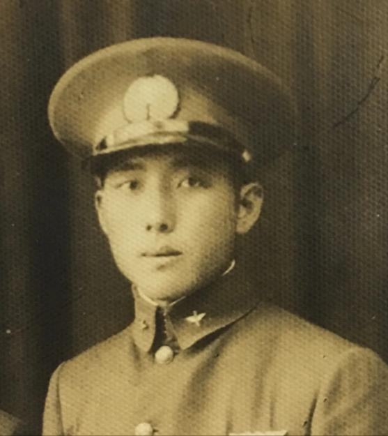 1937年，中国一架战机被日军击落，飞行员跳伞求生，谁曾想，竟落到了日军阵地，一