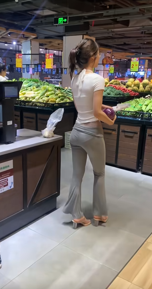 和老婆一起出来买买菜在家做饭吃