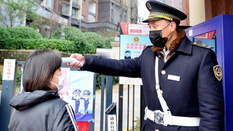 以前抢着干的保安岗，如今给4000块都没人理？连五六十岁的大爷都不愿干了，背后的